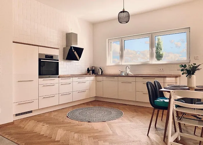 Modernes Apartment am See mit Terrasse